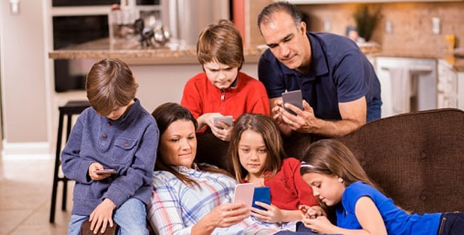 Disconnected Family - Disadvantage of Mobile Phones